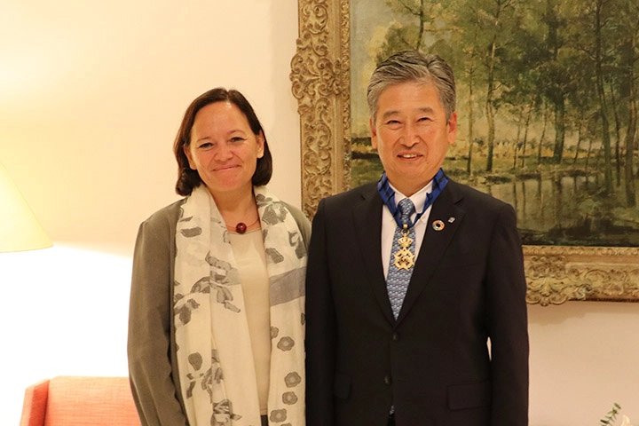 Photo of Ambassador Roxane de Bilderling, the Belgian ambassador to Japan, and Chairman Taku Oshima, NGK INSULATORS, LTD.