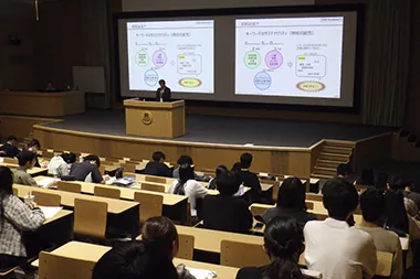 Delivering a lecture at a university. We introduced NGKs philosophy, corporate strategy, and efforts towards carbon neutrality.