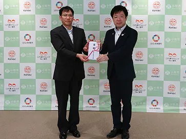 This photo shows the mayor of Komaki, Aichi Pref. with an NGK employee.