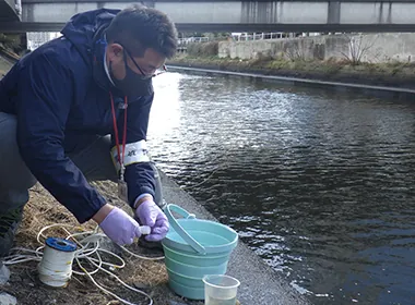 A photo of the biological survey in the Shinhori River.