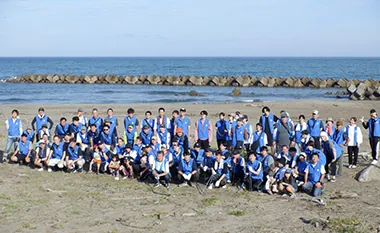 A photo of the coastal cleanup conducted by the NGK Ishikawa Plant and NGK CERAMIC DEVICE Ishikawa Plant.