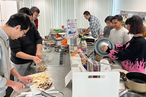 Barbeque party held at the NGK International House to welcome exchange students. It promoted fellowship with exchange students from various countries.