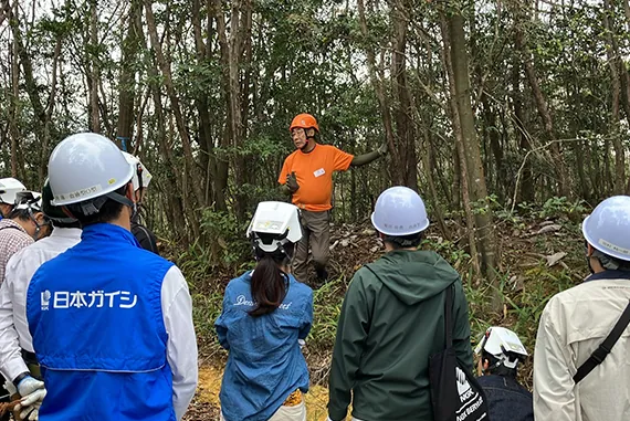 Reforestation activities at the “NGK Minna no Mori Mizunami” forest owned by NGK in Hiyoshi-cho, Mizunami City, Gifu Prefecture. NGK carries out reforestation activities with the aim of creating a rich natural environment and contributing to regional development.