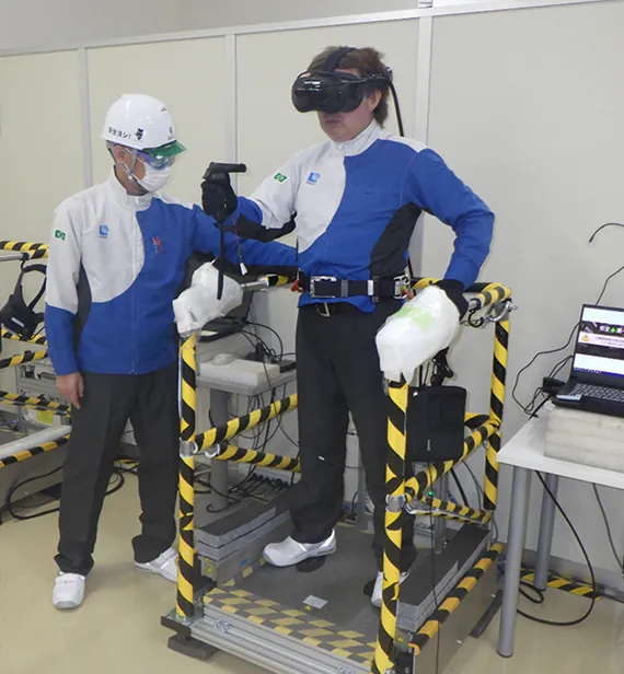 A photo of the Danger-Prediction Training Center. Here, we are conducting a training program using virtual reality equipment that allows participants to refine their sensitivities toward dangers in a more practical manner.